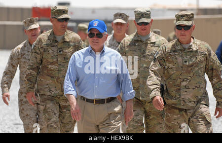 Auf diesem Foto von ISAF Regional Command (Süd) zur Verfügung gestellt geht US-Verteidigungsminister Robert M. Gates mit einer Gruppe von Service-Mitglieder bei Forward Operating Base Walton, Sonntag, 5. Juni, in Kandahar, Afghanistan. Flickr - DVIDSHUB - US-Verteidigungsminister Gates Besuch Forward Operating Base Walton in Kandahar, Afghanistan (Bild 9 von 12) Stockfoto