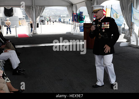 US Marine Corps Oberst Dan Melton, Kraft-Inspektor, US Marine Corps Forces, Pazifik, spricht bei seiner Pensionierung Zeremonie an Bord der USS Missouri Memorial, Ford Island, Hawaii, 10. Juni 2011. Melton geht nach 21 Jahren Dienstzeit bei der Marine Corps in den Ruhestand. (US Marine Corps Foto: Lance Cpl. Jerome Reed/freigegeben) Kol. Dan Melton Ruhestand 110610-M-PM709-064 Stockfoto