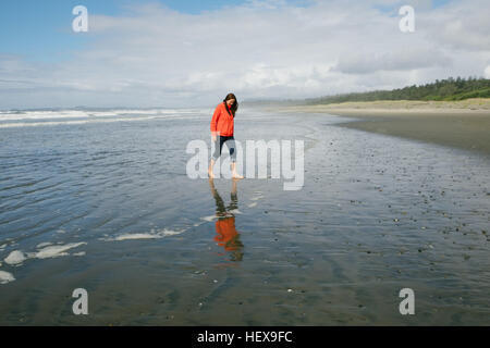 Junge Frau barfuß am Strand, Long Beach, Vancouver Island, British Columbia, Kanada Stockfoto