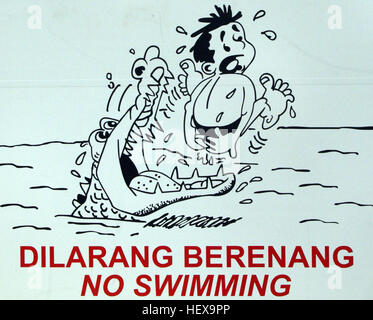 Ein Warnhinweis mit dem Hinweis „kein Schwimmen“ an einem bestimmten Ort. Dieses Bild zeigt Sicherheitsmaßnahmen zur Vermeidung von Unfällen in öffentlichen Schwimmbereichen auf. Solche Warnungen werden in der Regel in Gebieten mit unsicheren Wasserbedingungen angezeigt. Stockfoto