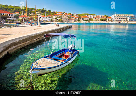 Türkisfarbenen Küste und Boot in Postira, Insel Brac, Dalmatien, Kroatien Stockfoto