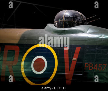 Die Lancaster war eine schwer bewaffnete Bomber. Es hatte acht 0,303 Maschinengewehre in verschiedenen Türmchen an Bord. Mit fortschreitender Zeit wurde Bombenschacht im Flugzeug geändert, um solche mächtigen Bomben als "Grand Slam" durchgeführt werden können. Die "Grand Slam" bei 22.000 lb (9979 kg) war die schwerste Bombe im zweiten Weltkrieg durchgeführt.   Die Lancasters nahm an vielen Razzien gegen Deutschland im zweiten Weltkrieg Teil. Sie dienten auch in spezifischen Überfälle, wie auf der "Tirpitz" (November 1944) in einem norwegischen Fjord verschanzt. Die berühmtesten Bombenangriff durch Lancasters wurde die "Dambuster Überfälle". Für diese, Barnes Wallis Stockfoto