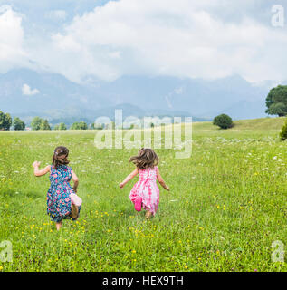 Rückansicht des Mädchen in Feld, Füssen, Bayern, Deutschland Stockfoto