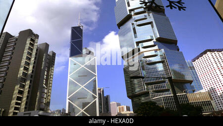 Hongkongs Central District bietet ein einzigartiges urbanes Erlebnis, bei dem die berühmte Skyline sowohl aus Panoramablick als auch aus Sicht auf Straßenebene zu bewundern ist. Die belebten Straßen und Luxusläden spiegeln die lebhafte Atmosphäre der Gegend wider und sind ein integraler Bestandteil ihrer Identität als Asiens Weltstadt. Stockfoto