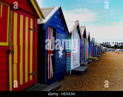 Die bekannte Baden-Boxen in Brighton in Australien sind dafür bekannt, bereits im Jahre 1862 bestanden haben. Die Baden-Boxen werden gedacht, um konstruiert und weitgehend als Reaktion auf die viktorianische Moral des Alters verwendet wurden, und sind dafür bekannt, nicht nur in Australien, sondern auch an den Stränden von England, Frankreich und Italien in etwa zur gleichen Zeit existiert haben] hatte sie aus den Rädern Badekarren von viktorianischen verwendet, um ihre Bescheidenheit zu bewahren entwickelt. George III verwendet eine Baden-Maschine am Mudeford 1801, während Königin Victoria eine Osbourne House auf der Isle Of Wight in den 1840er Jahren installiert. In der ea Stockfoto