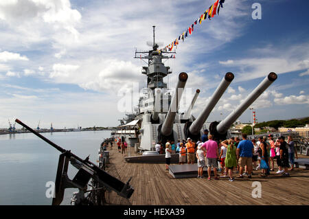 Mehr als 58.000 Tonnen wiegen und messen knapp 900 Fuß vom Bogen zum Heck, die USS Missouri ist ein massiger, Ehrfurcht gebietenden Koloss eines Schiffes. Eine wahre Kraft in ihren besten Jahren, heute, die nun ruhiger Riese steht still Wache über Pearl Harbor gerechnet werden.  USS Missouri kam am 22. Juni 1998, in Hawaii und am 29. Januar 1999 für die Öffentlichkeit eröffnet.  USS Missouri ist der jüngste der vier herrlichen Iowa Klasse Schlachtschiffe von den Vereinigten Staaten gebaut. Diese Schlachtschiffe wurden mehrmals während ihrer halben Jahrhundert des naval Service umfassend aufgewertet. Während des zweiten Weltkriegs, Missouri beson- Stockfoto