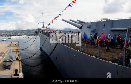 Besucher an Bord der USS Missouri (BB-63) können den historischen Spuren von General Douglas MacArthur nachgehen, wo er 1945 die offizielle Kapitulation Japans annahm. Das Schlachtschiff verfügt über riesige 16-Zoll-Geschütze und bietet einen detaillierten Einblick in das militärische Leben während des Zweiten Weltkriegs Stockfoto