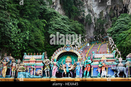 Batu Caves ist ein Kalkstein-Hügel, der eine Reihe von Höhlen und Höhlentempel im Stadtteil Gombak, 13 km (8 Meilen) nördlich von Kuala Lumpur, Malaysia. Seinen Namen verdankt es den Sungai Batu (Batu River), vorbei an dem Hügel mündet. Batu-Höhlen ist auch der Name des Dorfes in der Nähe.  Die Höhle ist eine der populärsten hinduistischen Heiligtümer außerhalb Indiens, und Lord Murugan gewidmet ist. Es ist der fokale Punkt der Hindu-Festival der Thaipusam in Malaysia vor Ort die Affen. Stockfoto