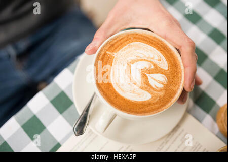 Ansicht des Mannes Hand, die Kaffeetasse beschnitten Stockfoto