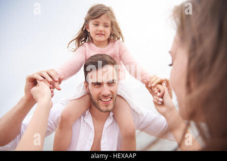 Vater und Tochter Huckepack Stockfoto