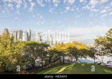 Erhöhten Blick auf Park und Stadt Skyline von Granville Island, Vancouver, Kanada Stockfoto