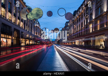 Weihnachtsbeleuchtung und Verkehr in der Regent Street in der Abenddämmerung, London, UK Stockfoto
