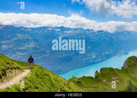 Mann auf Bergpfad, Brienzer Rothorn, Berner Oberland, Schweiz Stockfoto