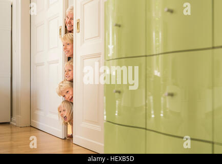 Großmutter und Enkel Stossen Kopf durch die Tür Stockfoto