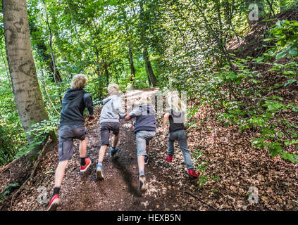 Rückansicht des jungen Hügel Hochfahren Stockfoto