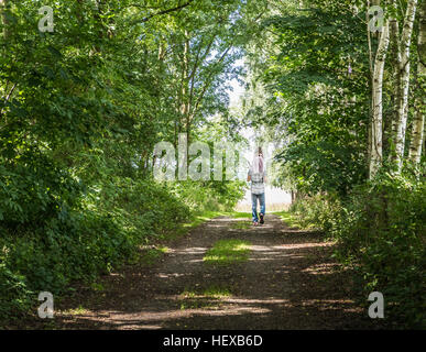 Rückansicht des Vater mit Tochter auf Schultern, Porta Westfalica, Nord Rhein Westfalen, Deutschland Stockfoto