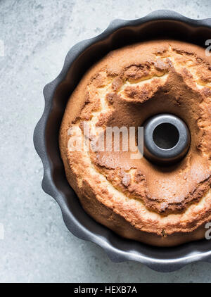 Nahaufnahme von lbs-Kuchen in einer Backform, Draufsicht Stockfoto