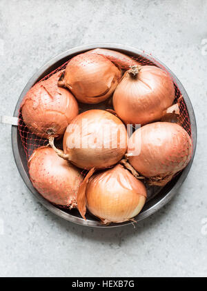 Zwiebeln in Netzbeutel, Draufsicht Stockfoto