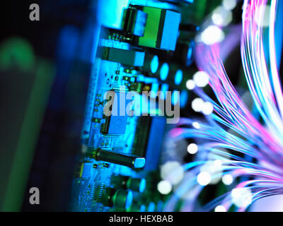 Cyber-Angriff mit Glasfaser schießen vorbei an Elektronik von Breitband hub Stockfoto