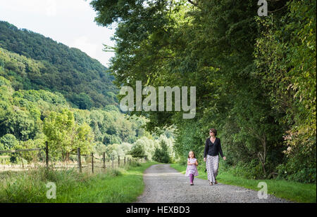 Mutter und Tochter gehen auf Landstraße, Porta Westfalica, Nord Rhein Westfalen, Deutschland Stockfoto