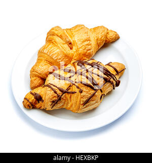 zwei frische Croissants auf weißem Hintergrund Stockfoto