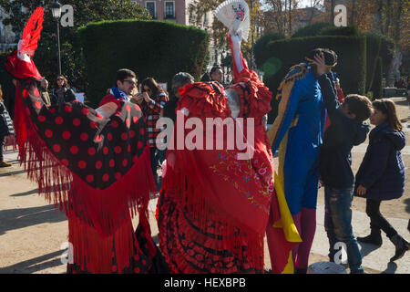 Touristen versuchen die Matador-Kostüme vor dem königlichen Palast. Madrid Spanien. Stockfoto
