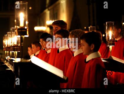 Jungs aus Cambridge University King College Choir bei Generalproben am Kings College Chapel in Cambridge, vor der Festival of Nine Lessons and Carols die live auf BBC Radio am Heiligabend werden werden. Stockfoto