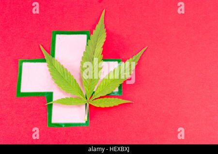 Cannabis-Pflanze und medizinisches Zeichen. Alternative Medizin-abstrakt Stockfoto