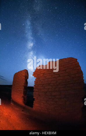 Harmony Borax funktioniert Ruinen mit Milky Way, Death Valley, Kalifornien Stockfoto