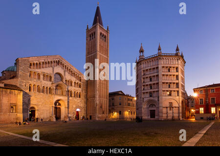 Dämmerung über dem Dom und Baptisterium, Parma, Emilia-Romagna, Italien Stockfoto