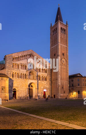 Dämmerung über dem Dom, Parma, Emilia-Romagna, Italien Stockfoto