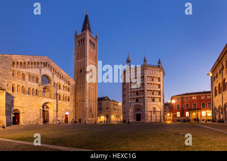 Dämmerung über dem Dom und Baptisterium, Parma, Emilia-Romagna, Italien Stockfoto