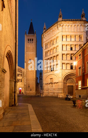 Dämmerung über dem Dom und Baptisterium, Parma, Emilia-Romagna, Italien Stockfoto