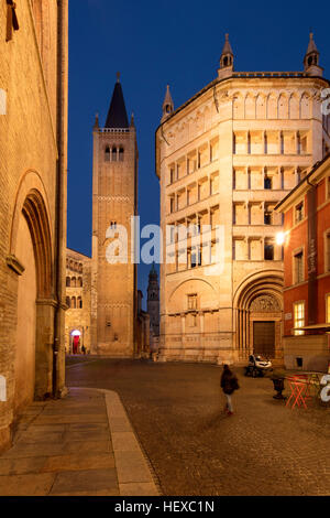 Dämmerung über dem Dom und Baptisterium, Parma, Emilia-Romagna, Italien Stockfoto