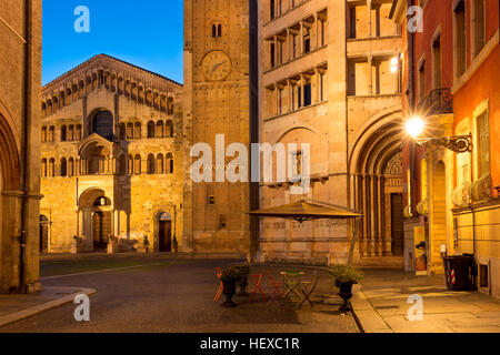 Früh am Morgendämmerung über den Dom und Baptisterium, Parma, Emilia-Romagna, Italien Stockfoto