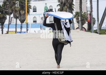 Surfer, Frau, tragen, tragen, Surfbrett, auf, sie, Kopf, Bei, Venice Beach, Santa Monica, Los Angeles, L.A., Kalifornien, USA, Vereinigte Staaten von Amerika, Stockfoto