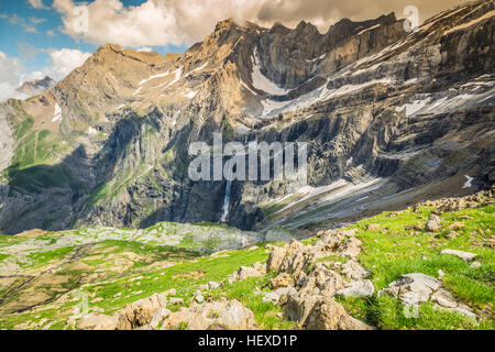 Malerische Aussicht auf den berühmten Cirque de Gavarnie mit Gavarnie Herbst im Pyrenäen-Nationalpark. Stockfoto