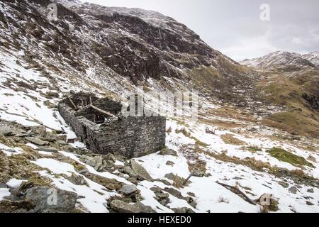 Verlassene mine Schutzhütte auf der Seite der Greis Coniston im Schnee, eine fiel im englischen Lake District im Winter Stockfoto