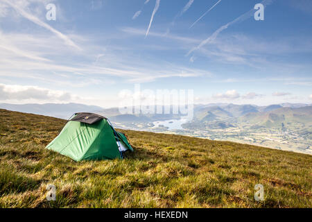 Zimmer mit Aussicht - Wild camping am Mittsommertag mit Blick auf Keswick und Derwent Water im englischen Lake District Stockfoto