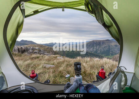 Zimmer mit Aussicht - Wild camping paar paar Füße, Blick aus Zelt Veranda, Langdale Pikes im englischen Lake District Stockfoto