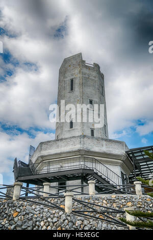 Felswand und Treppen an schön restauriert weiße Burg mit roten Ziegeln und blauer Himmel Stockfoto
