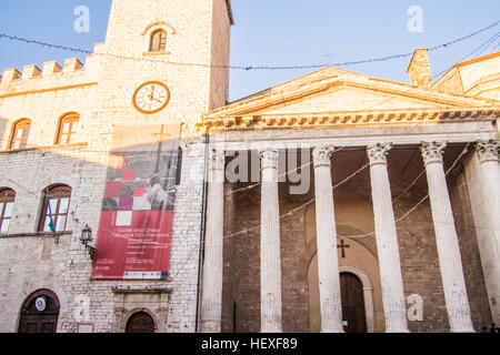 Tempel der Minerva, Piazza del Comune in Assisi. Perugia Provinz, Region Umbrien, Italien. Stockfoto