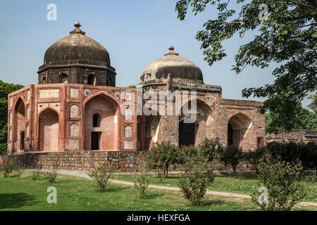 Afsarwala Grab (links) und Afsarwala Moschee, Humayun Grab, New Delhi, Indien Stockfoto