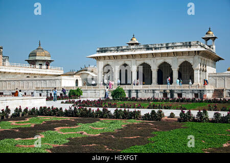 Garten und Khal Mahal (Palast aus weißem Marmor), Agra Fort, auch bekannt als Red Fort, Agra, Uttar Pradesh, Indien Stockfoto