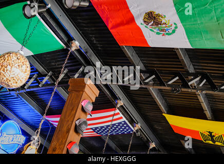 Mexikanisch, deutschen und amerikanischen Flaggen angezeigt an der Decke der Kultur Grill Café, Fredericksburg, Texas, USA Stockfoto