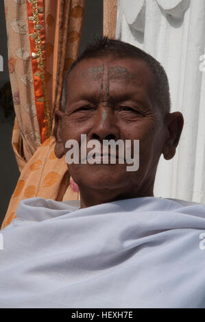 Hindupriester am Shri Govindajee Mandir, ein Neo-Vaishnavite Tempel erbaut 1766, Imphal, Manipur, Nordost-Indien Stockfoto