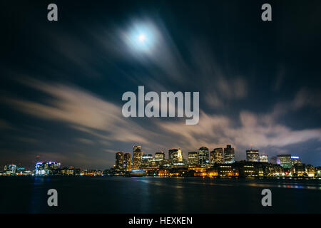 Die Skyline von Boston gesehen vom LoPresti Park in der Nacht, in East Boston, Massachusetts. Stockfoto