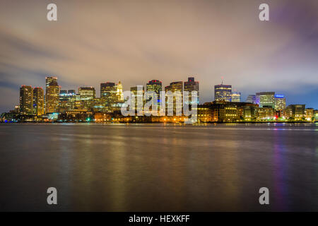 Die Skyline von Boston gesehen vom LoPresti Park in der Nacht, in East Boston, Massachusetts. Stockfoto