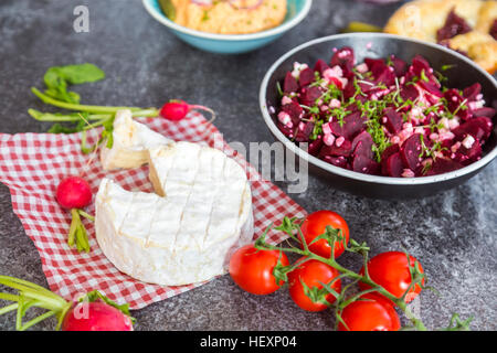 Vegetarisches bayerischen Buffet mit Camambert und rote Beete Salat Stockfoto