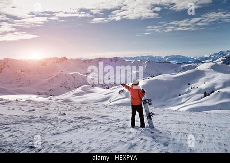 Österreich, größere Walsertal Damuls, Snowboarder in den Bergen Stockfoto